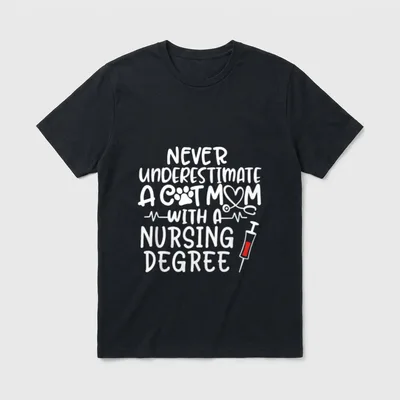 Nurse Cat Mom Life Cats T-Shirt – Never Underestimate a Cat Mom with a Nursing Degree – Classic T-Shirt in Black
