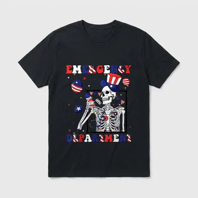 Room 4th of July USA ER T-Shirt – Emergency department skeleton with Uncle Sam hat and fireworks – Classic T-Shirt in Black