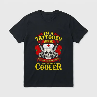 I'm a Tattooed Nurse T-Shirt – Skull in nurse cap with crossed tattoo machines and red roses – Classic T-Shirt in Black