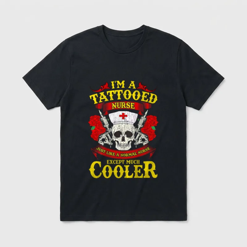 I'm a Tattooed Nurse T-Shirt – Skull in nurse cap with crossed tattoo machines and red roses – Classic T-Shirt in Black