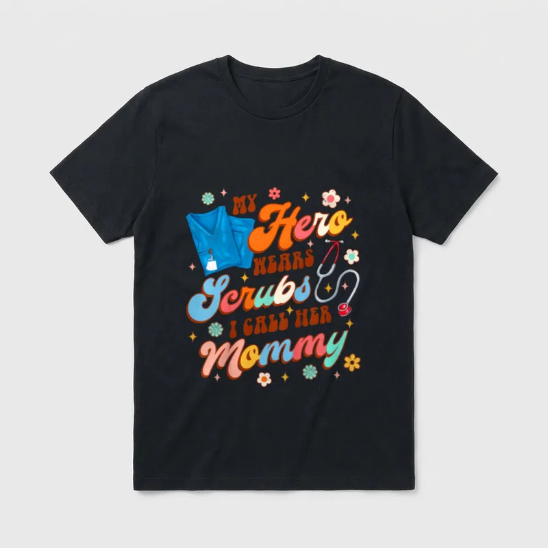 Kids Nurse Mom Mommy T-Shirt – MY Hero WEARS Scrubs I CALL HER Mommy in retro lettering – Classic T-Shirt in Black