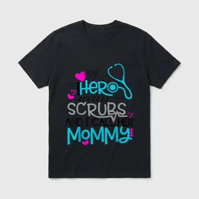 Kids RN T-Shirt – Stethoscope with my hero wears scrubs and I call her mommy text – Classic T-Shirt in Black