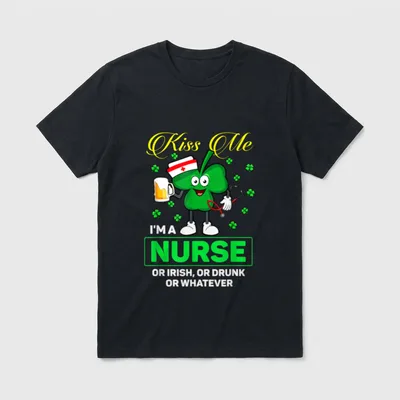 Patrick's Day Kiss Me I'm T-Shirt – Smiling shamrock nurse holding a beer mug and stethoscope – Classic T-Shirt in Black